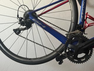 Bicicleta de carretera BH azul y roja
