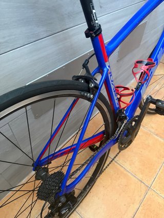 Bicicleta de carretera BH azul y roja