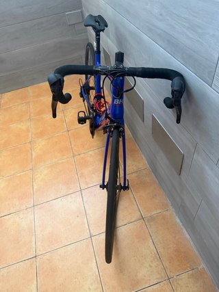 Bicicleta de carretera BH azul y roja