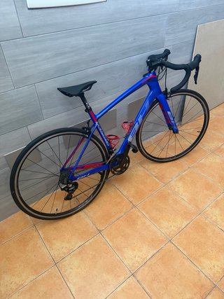Bicicleta de carretera BH azul y roja
