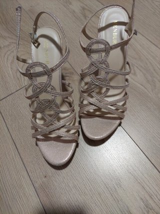 Sandalias de fiesta doradas y rosas