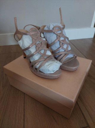 Sandalias de fiesta doradas y rosas