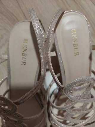 Sandalias de fiesta doradas y rosas