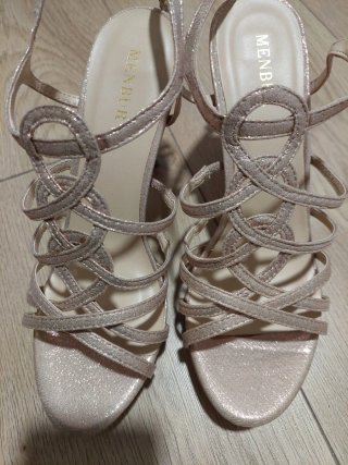 Sandalias de fiesta doradas y rosas