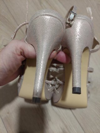Sandalias de fiesta doradas y rosas
