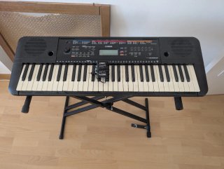 Teclado Yamaha PSR-E263 con soporte y cargador