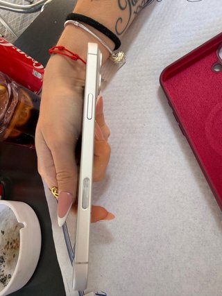 iPhone 16 Plus 128 GB Blanco y Rojo modelo esim.