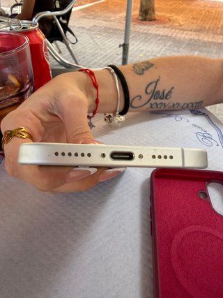 iPhone 16 Plus 128 GB Blanco y Rojo modelo esim.