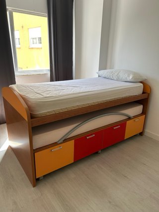 Cama nido doble con colchones. Está como nueva.