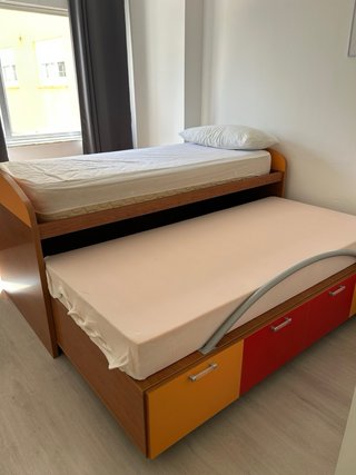 Cama nido doble con colchones. Está como nueva.