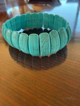 Pulsera elástica turquesa con diseño agrietado