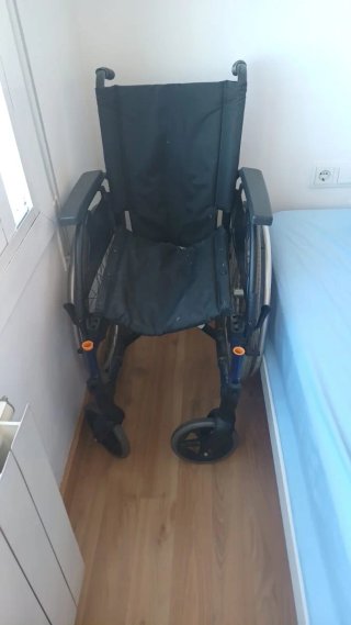 Silla de ruedas manual y plegable