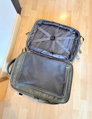 Mochila espaciosa gris para viajes
