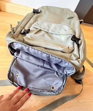 Mochila espaciosa gris para viajes