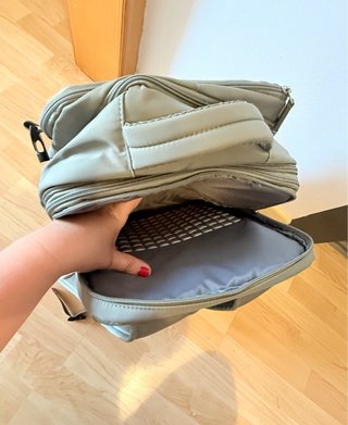 Mochila espaciosa gris para viajes
