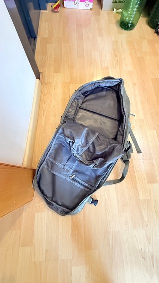 Mochila espaciosa gris para viajes