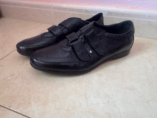 Zapatillas negras con velcro