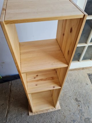 Estantería de madera natural