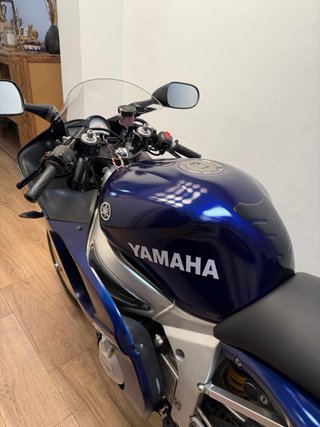 Yamaha R6 Azul y Dorado