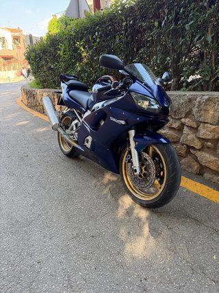 Yamaha R6 Azul y Dorado