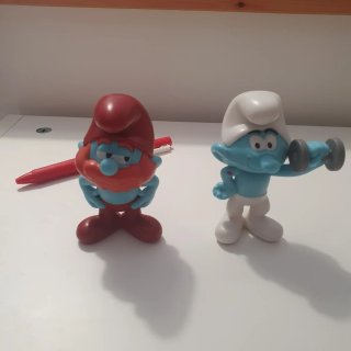 Dos figuras de Los Pitufos