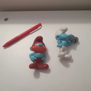 Dos figuras de Los Pitufos