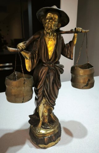 Figura bronce hombre con balanza