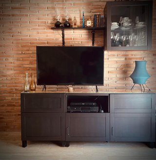 Muebles Salón Ikea, con sillas y mesa.