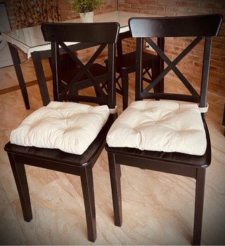 Muebles Salón Ikea, con sillas y mesa.