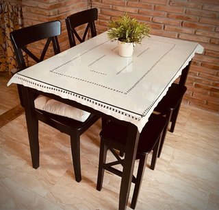 Muebles Salón Ikea, con sillas y mesa.