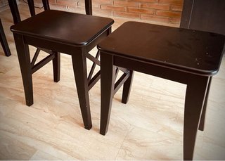 Muebles Salón Ikea, con sillas y mesa.