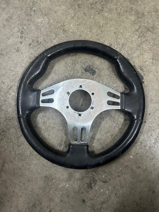Volante deportivo negro y plateado