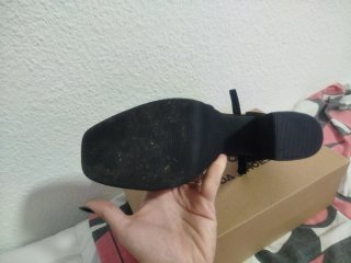 Zapatos de tacón negros con pulsera