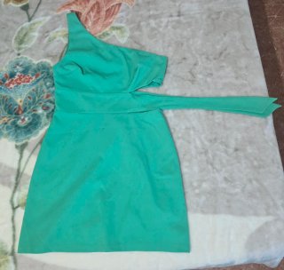 Vestido verde asimétrico con lazo