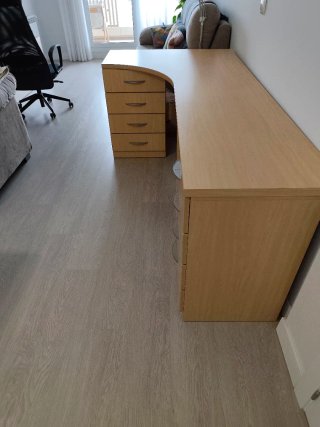 Escritorio esquinero con doble cajonera.