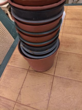 26 macetas de plástico marrón y gris