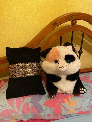 Peluche gato calico y cojín negro