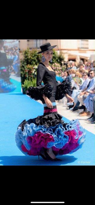 Traje de flamenca negro y multicolor