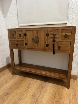 Mueble de madera con cajones y puertas