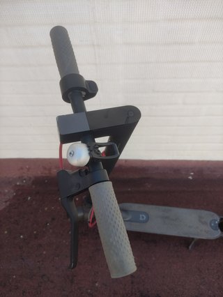 Patinete eléctrico averiado con cargador