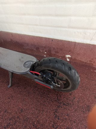 Patinete eléctrico averiado con cargador
