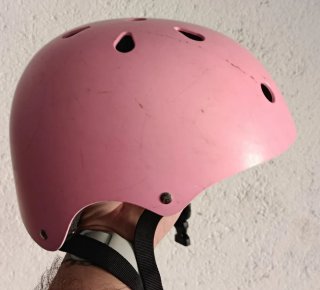 Casc infantil color rosa.