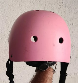 Casc infantil color rosa.