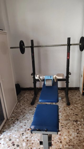 Banco de pesas con barra