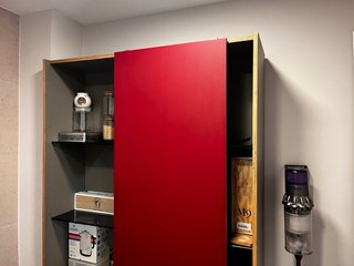 Armario cocina con puerta corredera roja