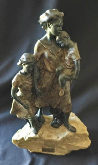 Figura Madre con Hijos de Miro