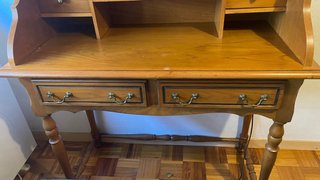 Mueble antiguo de madera hecho a mano