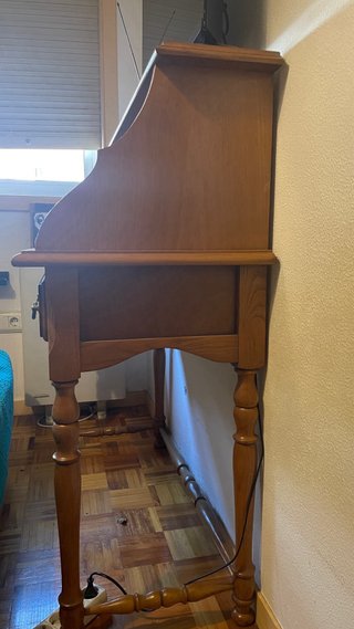 Mueble antiguo de madera hecho a mano