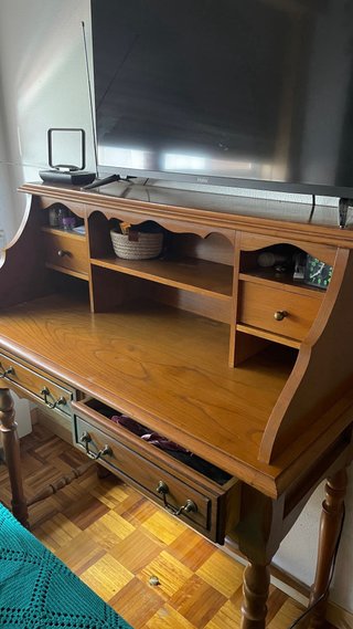 Mueble antiguo de madera hecho a mano