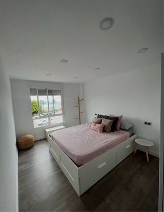 Cama matrimonio y cabecero Ikea